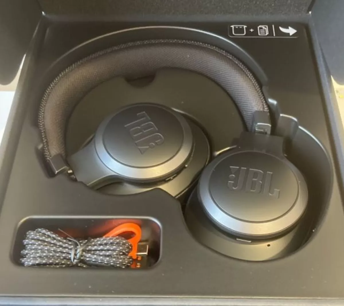 Hands-on review: JBL Live 660NC Adaptive Noise Cancelling Headset