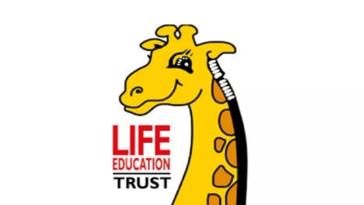 Harold the Giraffe embraces the digital age