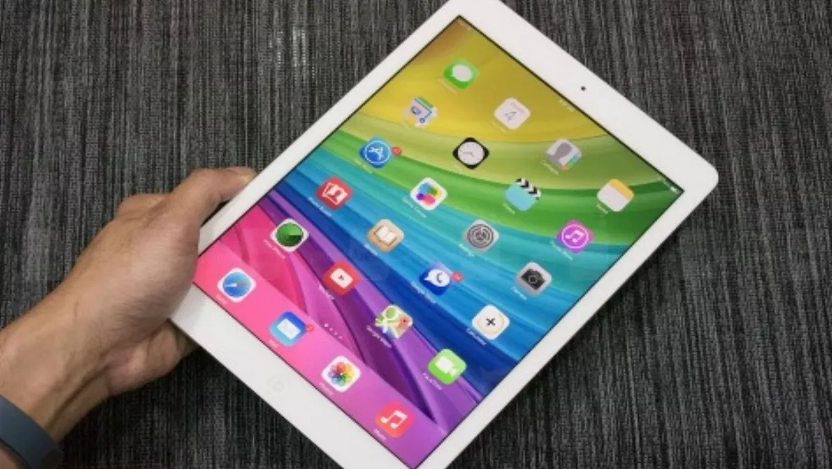 Алиса с планшетом фото How iPad apps can help Kiwi SMBs