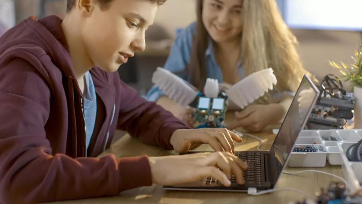 Listen computers. Программирующая девочка картинка. Girl with Programmer with boy. Я взял ноутбук в школу.