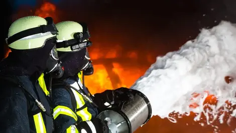 Fire-fighting foams causing sparks to fly